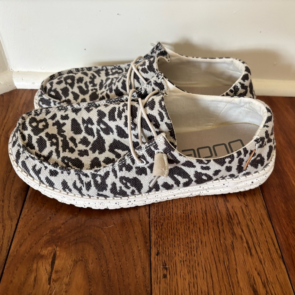 Hey Dudes Stylish Leopard Print Women's EUC Sz 9